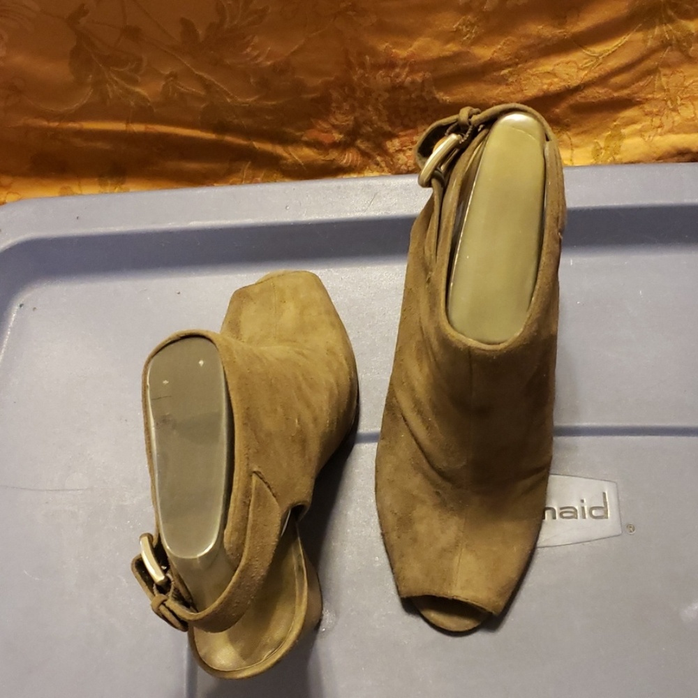 SUEDE TOE OUT HEEL OUT SANDAL